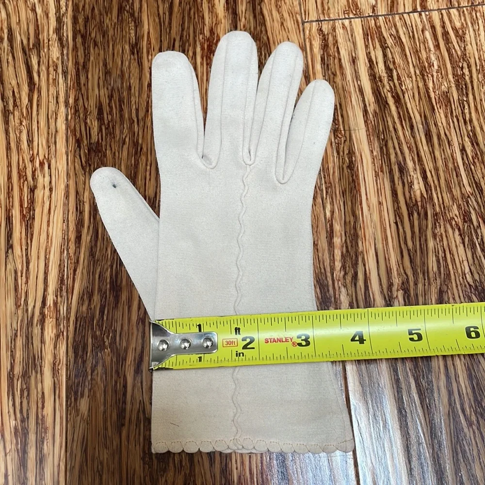 Vintage tan stretch fabric scallop trim driving gloves one size
